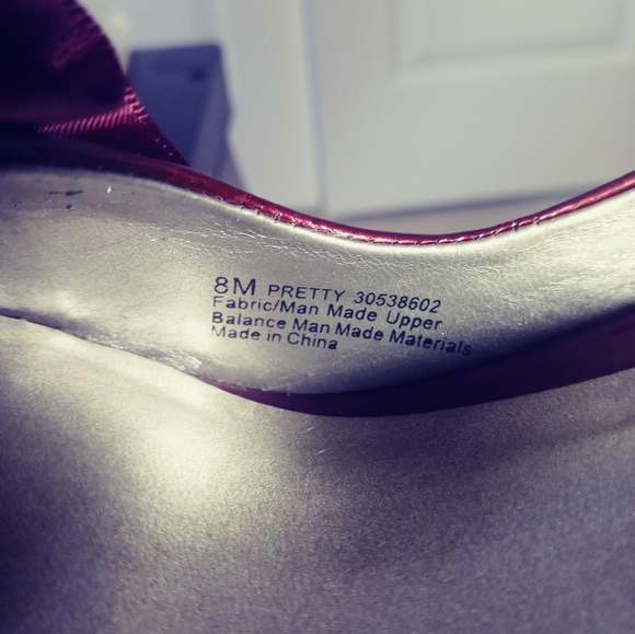 Carlos Santana Maroon Heels - Picture 9 of 10